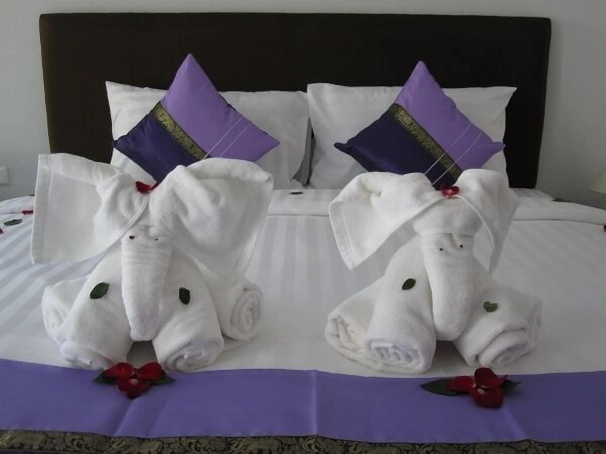 Only Blue Hotel Patong Esterno foto